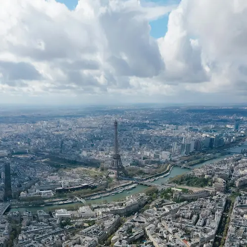 Vue culturelle sur une ville historique française depuis une terrasse