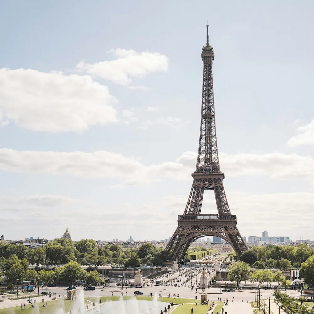 Panorama lumineux d’une ville française au bord de l’eau avec architecture historique